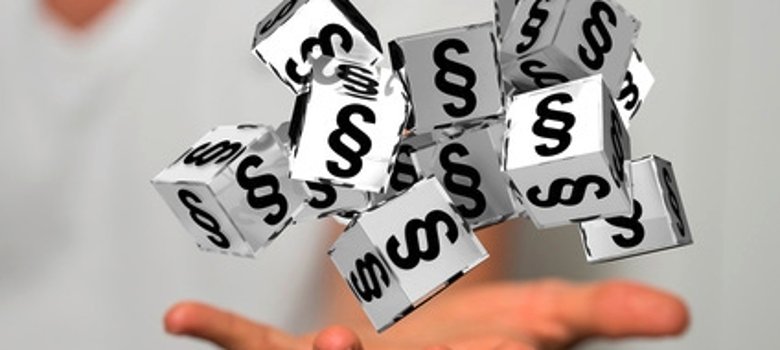 Paragraphen-Zeichen in Würfelform Paragraphen-Zeichen in Würfelform