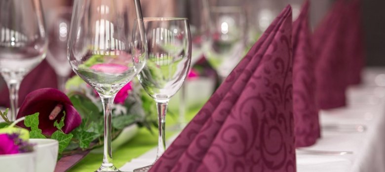 Gläser auf gedecktem Tisch Gläser auf gedecktem Tisch