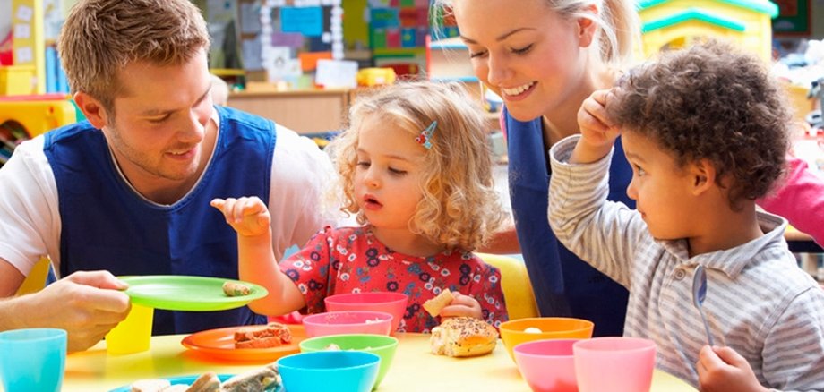 Spielende Kindergartenkinder Spielende Kindergartenkinder