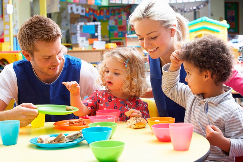 Spielende Kindergartenkinder