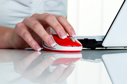 Frau im Büro mit Computer Maus