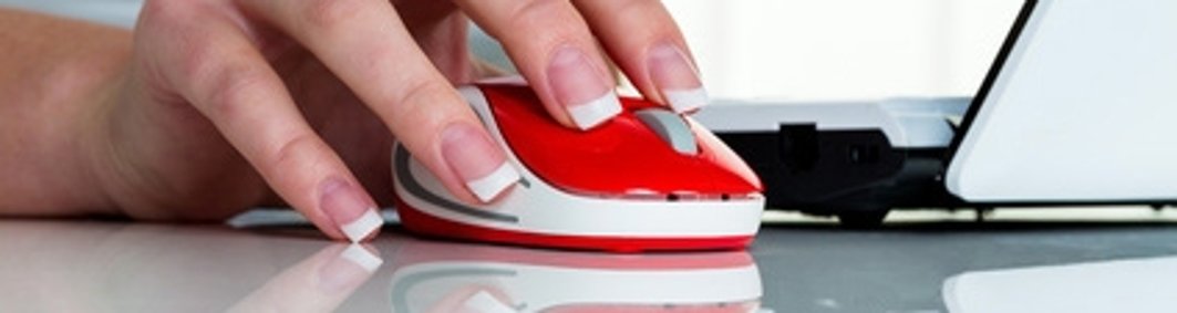 Frau im Büro mit Computer Maus Frau im Büro mit Computer Maus