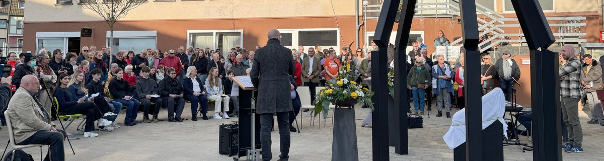 Das Mahnmal wurde am 7. März 2025, auf den Tag genau 80 Jahre nach der vollständigen Befreiung des Stadtgebietes vom Nationalsozialismus feierlich enthüllt.