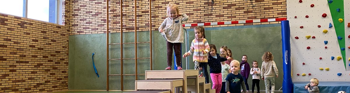 Förderung der Erziehung, Volks- und Berufsbildung - hier mit einer Heidelberger Treppe für die Mutter und Kind Turngruppe in Dreiborn.