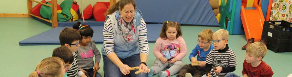 Musikerin, Dirigentin und Musikpädagogin Gabriela Heinen öffnet dem Nachwuchs das Tor zur Welt der Musik.
