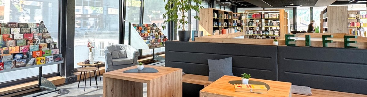 Blick in die Stadtbibliothek Schleiden hoch auf dem Dach des Städtischen Johannes-Sturmius-Gymnasiums.