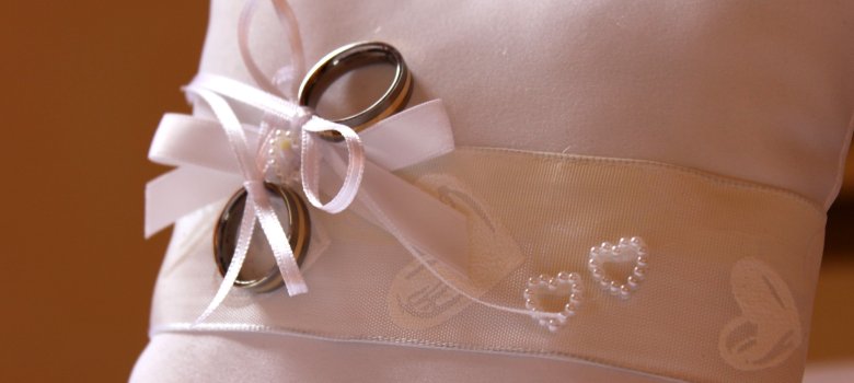Heiraten in Schleiden - Kissen mit Eheringen Trauungen-in-Schleiden.jpg