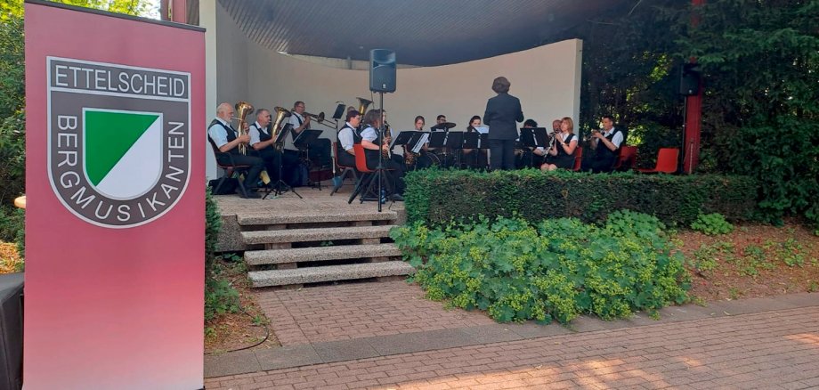 Die Bergmusikanten Ettelscheid beim Kurkonzert im Musikpavillon.