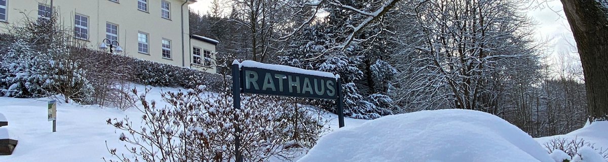 Außenansicht Rathaus Winter.