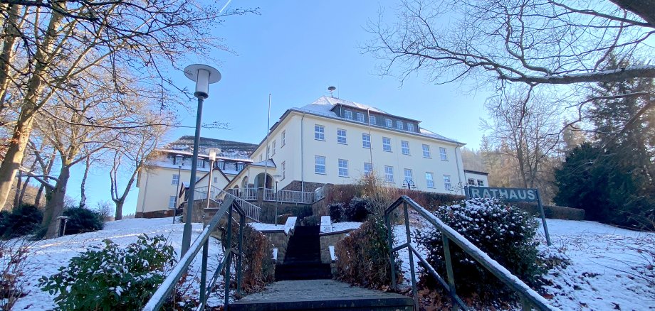 Außenansicht Schleidener Rathaus im Winter.