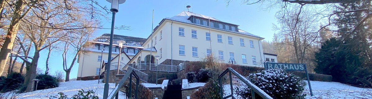 Außenansicht Schleidener Rathaus im Winter.