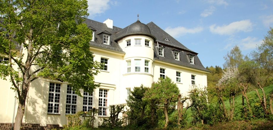 Außenansicht des Schleidener Rathauses mit Trauzimmer im Turm Außenansicht des Schleidener Rathauses mit Trauzimmer im Turm