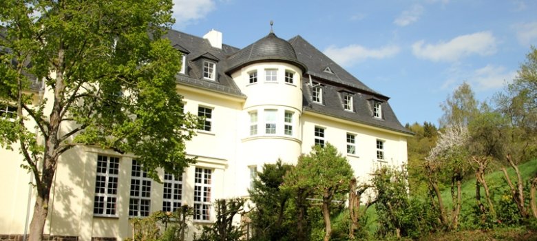 Außenansicht des Schleidener Rathauses mit Trauzimmer im Turm Außenansicht des Schleidener Rathauses mit Trauzimmer im Turm