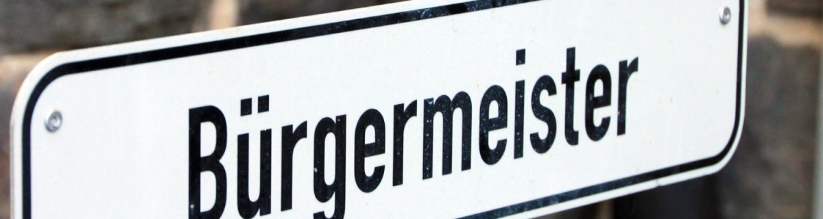 Schild Parkplatz Bürgermeister im Rathaus Innenhof