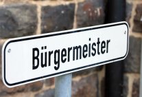 Schild Parkplatz Bürgermeister im Rathaus Innenhof Schild Parkplatz Bürgermeister im Rathaus Innenhof