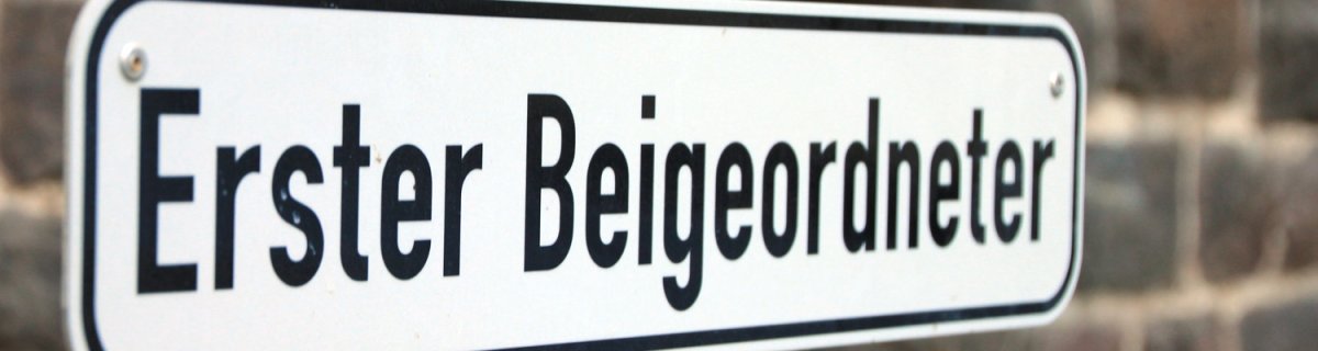 Schild Parkplatz Erster Beigeordneter im Rathaus Innenhof Schild Parkplatz Erster Beigeordneter im Rathaus Innenhof