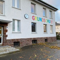 Grundschule Dreiborn mit neuer Schuluhr.
