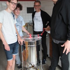 Haben Spaß Kräuter und Gemüse anzubauen und alles wachsen zu sehen: Die jungen Leute der Schulgarten-AG rund um Biologielehrerin Anja Henseler. 