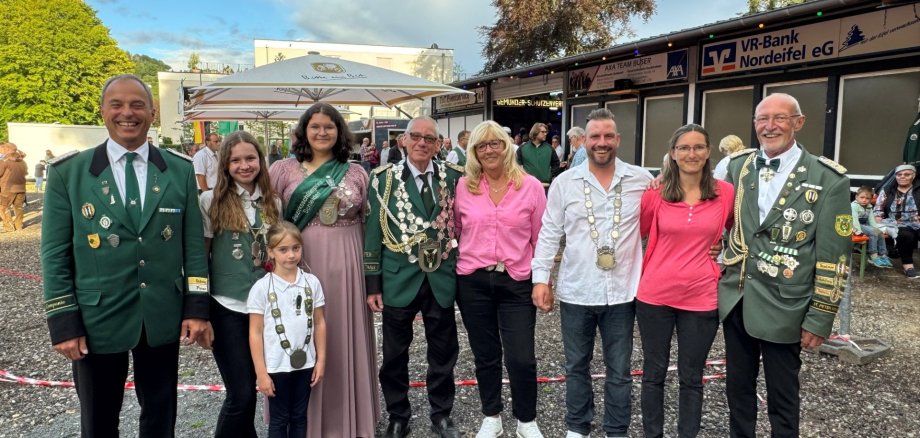 Von links: ehemaliger 1. Vorsitzender Silvio Quirini, Bambini-Prinzessin Mathila Karls, Schülerprinzessin Lena Harth, Jungschützenprinzessin Lisa Schmitz, König Reiner Müller mit Freundin, Bürgerkönigin Marina Fedder mit Freund sowie Oberst Rainer Schmitz. Von links: ehemaliger 1. Vorsitzender Silvio Quirini, Bambini-Prinzessin Mathila Karls, Schülerprinzessin Lena Harth, Jungschützenprinzessin Lisa Schmitz, König Reiner Müller mit Freundin, Bürgerkönigin Marina Fedder mit Freund sowie Oberst Rainer Schmitz.