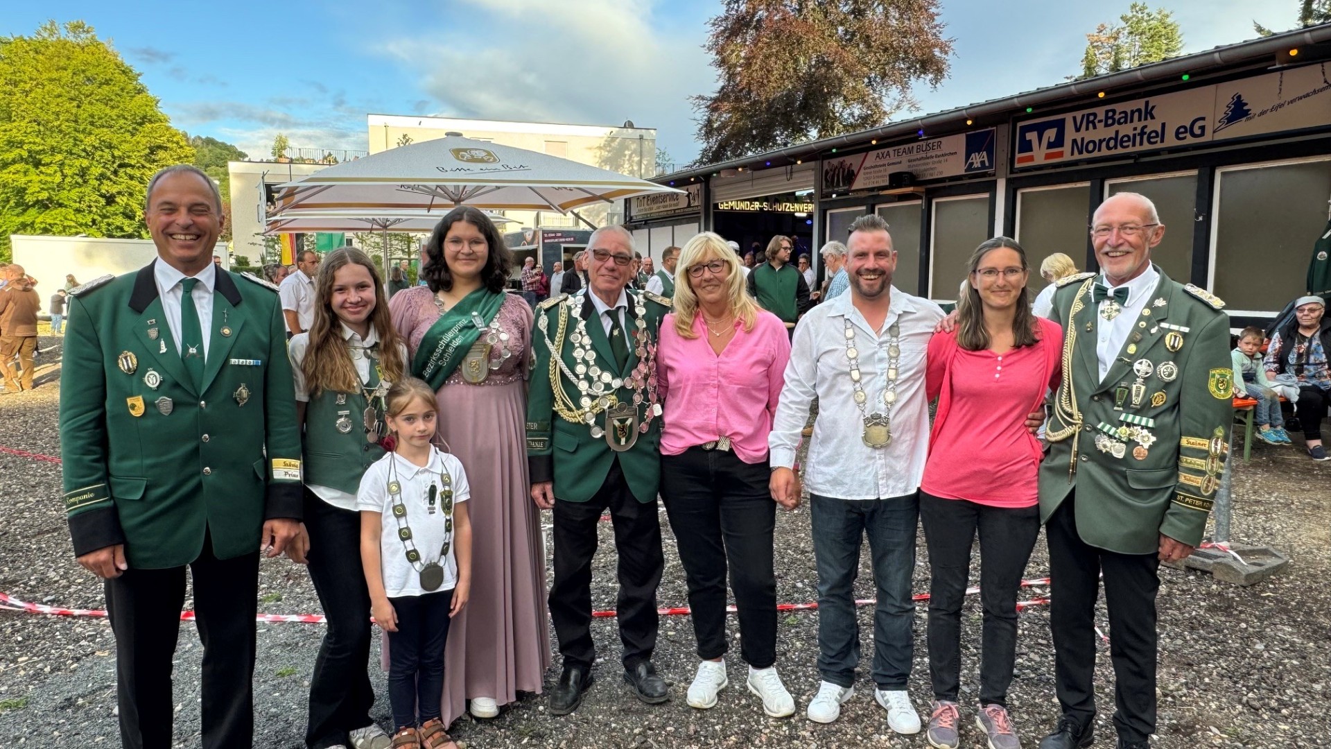 Von links: ehemaliger 1. Vorsitzender Silvio Quirini, Bambini-Prinzessin Mathila Karls, Schülerprinzessin Lena Harth, Jungschützenprinzessin Lisa Schmitz, König Reiner Müller mit Freundin, Bürgerkönigin Marina Fedder mit Freund sowie Oberst Rainer Schmitz.