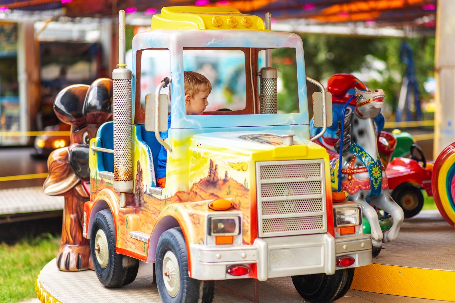 Neben einem Kinderkarussell sorgen auch ein Autoscooter sowie eine bunte Vielfalt an Kirmesbuden für  Unterhaltung auf dem Kirmesplatz. 