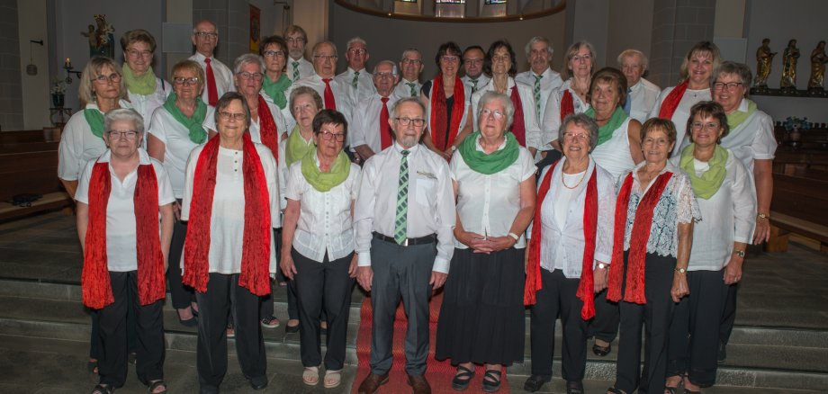 Gruppenfoto der Singgemeinschaft Schleidener Tal e.V. und des Kirchenchores Dreiborn. Gruppenfoto der Singgemeinschaft Schleidener Tal e.V. und des Kirchenchores Dreiborn.