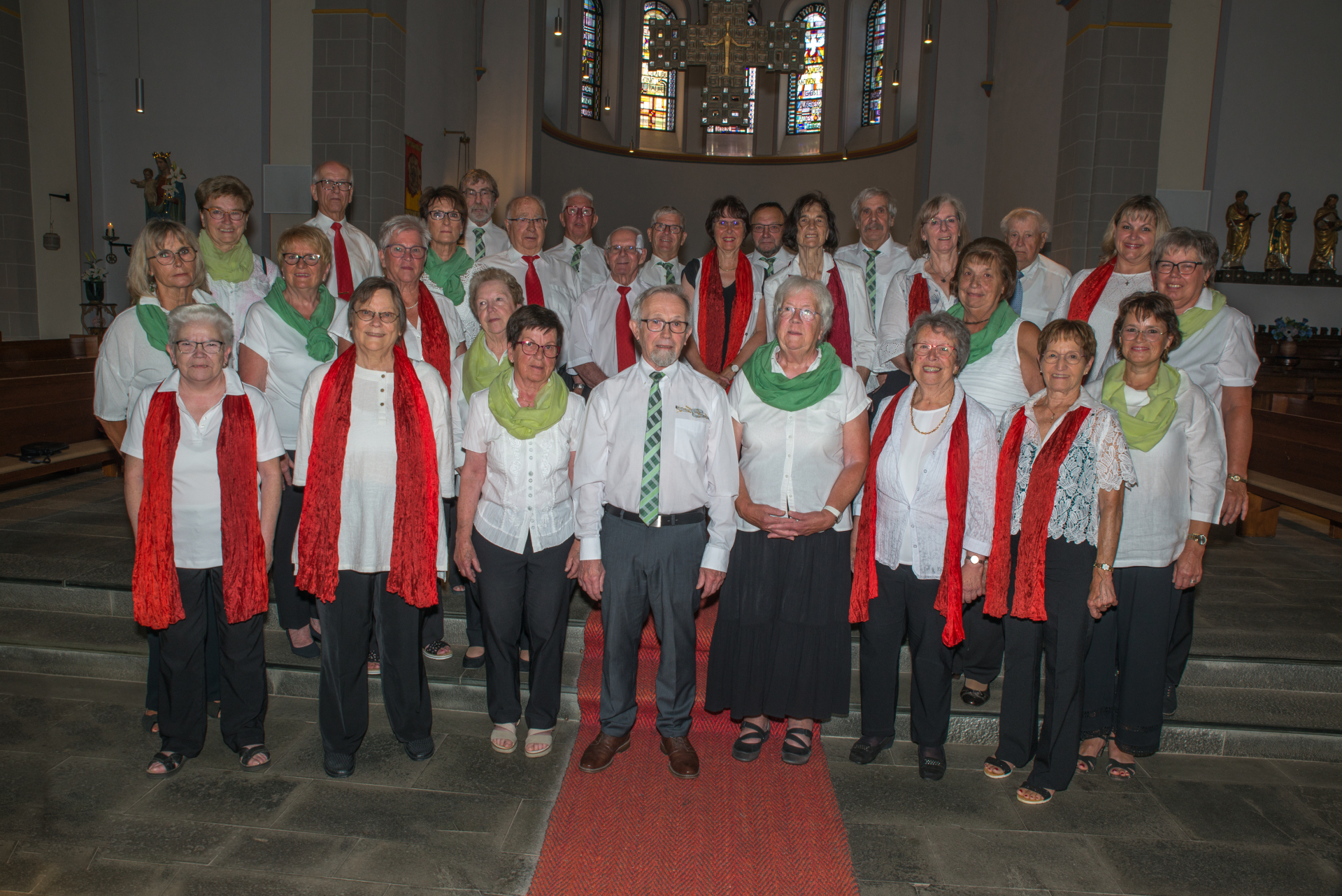 Gruppenfoto der Singgemeinschaft Schleidener Tal e.V. und des Kirchenchores Dreiborn.