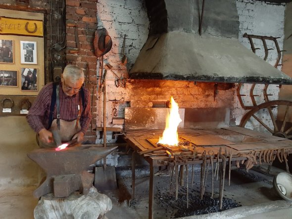 Nutzen Sie die Gelegenheit, die Alte Schmiede in Herhahn in familiärer Atmosphäre zu entdecken und traditionelles Handwerk live zu erleben.