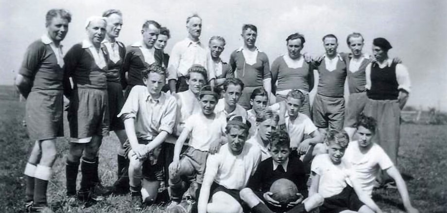 Die Mannschaft des SV Schöneseiffen am Kirmesmontag im Jahr 1951.