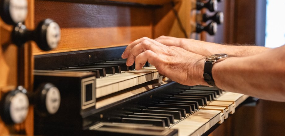 Detailansicht einer Orgel auf der gerade gespielt wird.