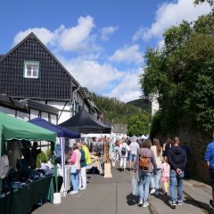 Buntes Markttreiben auf dem Olefer Antik- und Handwerkermarkt.