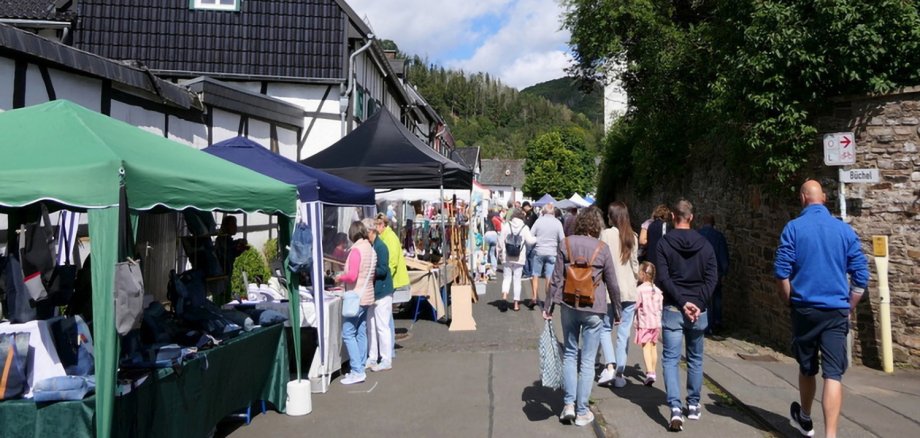 Buntes Markttreiben auf dem Olefer Antik- und Handwerkermarkt.