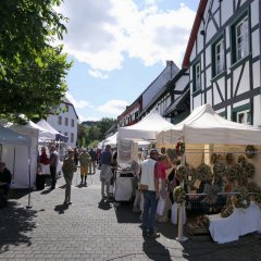 Buntes Markttreiben auf dem Olefer Antik- und Handwerkermarkt.