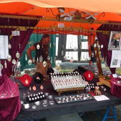 Schmuckstand auf dem Olefer Antik- und Handwerkermarkt.