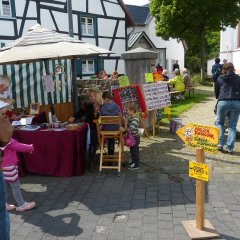 Kinderschminkecke auf dem Antik- und Handwerkermarkt in Olef.