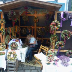 Bunte Kränze aus Trockenblumen beim Antik- und Handwerkermarkt in Olef.