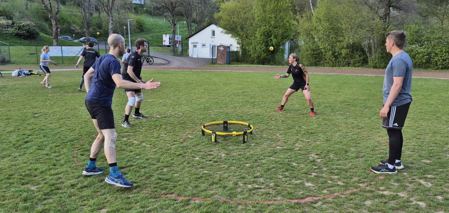 Beim Roundnet spielen zwei Teams mit zwei Spielern gegeneinander.