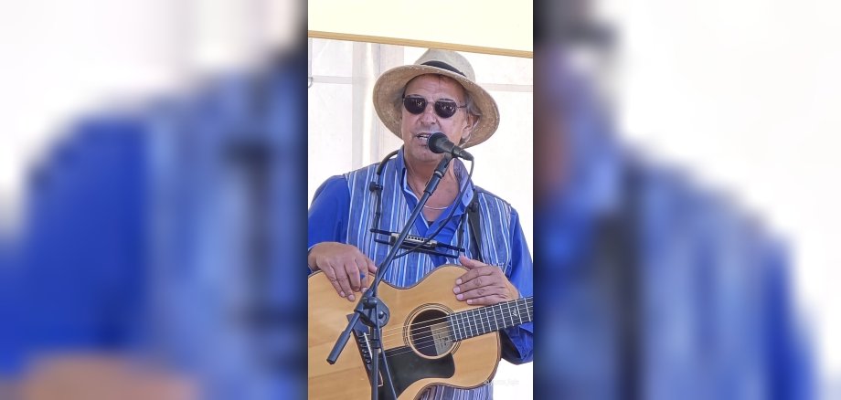 „Eifel-Gängster“ und „Wibbelstetz“ Günter Hochgürtel ist zurzeit wieder mit seinem Soloprogramm als „Eifeltroubadour“ unterwegs – zum Beispiel am 23. Mai ab 10.30 Uhr im Schleidener Sleidanuseck.