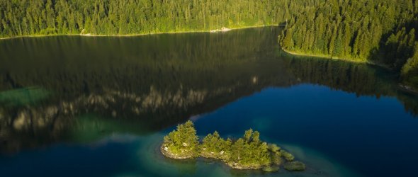 Die Live-Reportage zeigt beeindruckende Tier- und Landschaftsaufnahmen – live und mit Humor kommentiert vom Fotografen. Die Live-Reportage zeigt beeindruckende Tier- und Landschaftsaufnahmen – live und mit Humor kommentiert vom Fotografen.