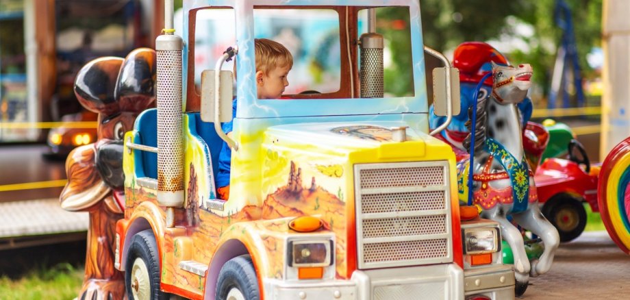 Neben einem Kinderkarussell sorgen auch ein Autoscooter sowie eine bunte Vielfalt an Kirmesbuden für  Unterhaltung auf dem Kirmesplatz. 