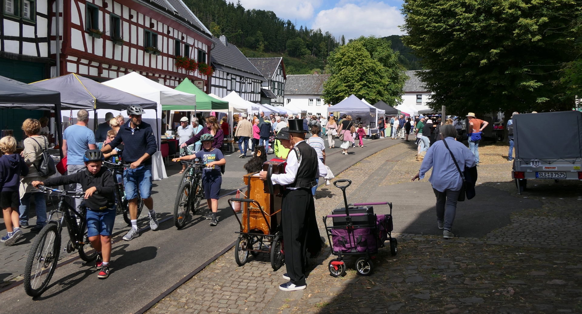 Olefer Dorfplatz bietet am 23. August 2026 von 11:00 bis 18:00 Uhr wieder ein buntes Angebot an handgefertigten Produkten.