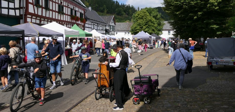 Olefer Dorfplatz bietet am 23. August 2026 von 11:00 bis 18:00 Uhr wieder ein buntes Angebot an handgefertigten Produkten.