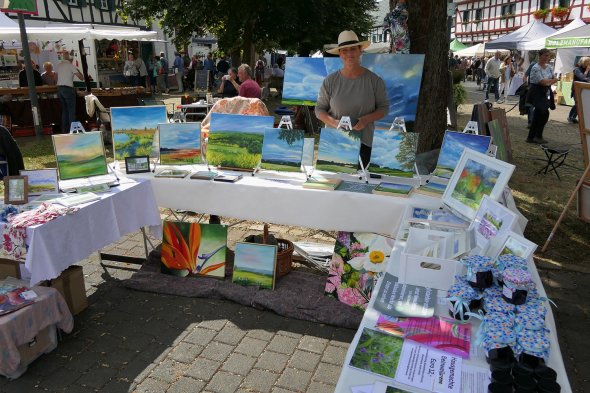 Auch Künstler stellen ihre Werke auf dem Antik-, Kunst- und Handwerkermarkt in Olef aus.