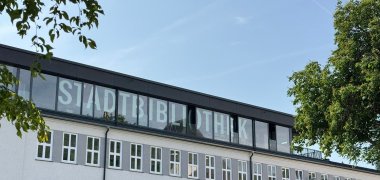 Mit großen Buchstaben macht die Stadtbibliothek Schleiden künftig auf sich aufmerksam.