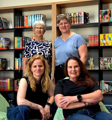 Das Team der Schleidener Stadtbibliothek freut sich auf zahlreiche Besucher: vorne v.l.: Nathalie Kirch und Leiterin Sabine Hergarten sowie Hanne Gehlen und Pamela Tendler (hinten v.l.). Das Team der Schleidener Stadtbibliothek freut sich auf zahlreiche Besucher: vorne v.l.: Nathalie Kirch und Leiterin Sabine Hergarten sowie Hanne Gehlen und Pamela Tendler (hinten v.l.).