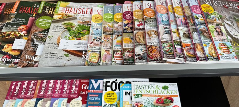 Weiterhin im Angebot: zahlreiche Zeitschriften laden zum Schmökern ein – bei gutem Wetter auch auf der Dachterrasse mit Blick auf die Stadt.