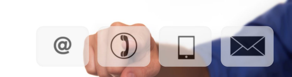 Hand zeigt auf Symbole zur Kontaktaufnahme.